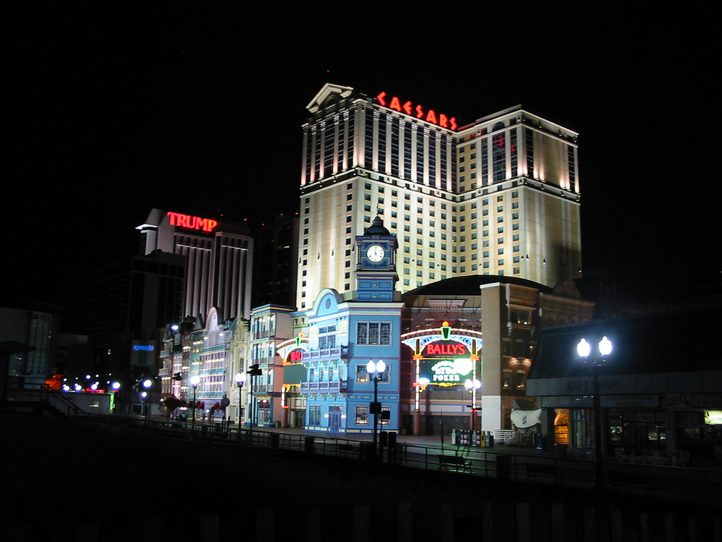 Wiki-Commons_Atlantic-City-Casinos-at-Night
